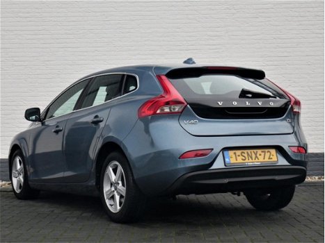 Volvo V40 - 1.6 D2 Momentum Leer/Panodak/Navi/Rijbaanassistent - 1