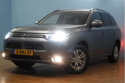 Mitsubishi Outlander - 2.0 PHEV Executive Edition INCL BTW climate navigatie, lmv trekhaak - 1