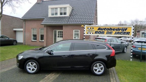 Volvo V60 - 2.0 D2 Momentum Business Automaat Euro 6 NL Auto Half Leder Stoelverw. Navi Ecc-Airco Lm - 1