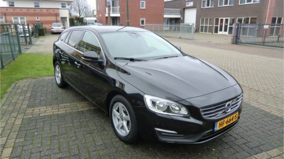 Volvo V60 - 2.0 D2 Momentum Business Automaat Euro 6 NL Auto Half Leder Stoelverw. Navi Ecc-Airco Lm - 1