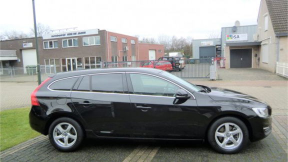 Volvo V60 - 2.0 D2 Momentum Business Automaat Euro 6 NL Auto Half Leder Stoelverw. Navi Ecc-Airco Lm - 1