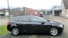 Volvo V60 - 2.0 D2 Momentum Business Automaat Euro 6 NL Auto Half Leder Stoelverw. Navi Ecc-Airco Lm