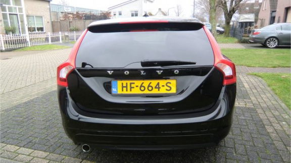 Volvo V60 - 2.0 D2 Momentum Business Automaat Euro 6 NL Auto Half Leder Stoelverw. Navi Ecc-Airco Lm - 1