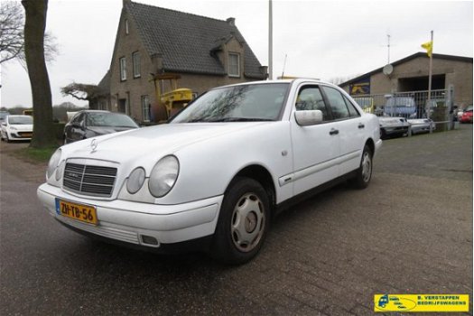 Mercedes-Benz E-klasse - E 200 CDI; SEDAN - 1