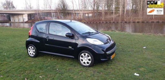 Peugeot 107 - 1.0-12V Millesim 200 Dealer onderhouden 1e eigenaar airco cv op afs elekramen stuurbkr - 1