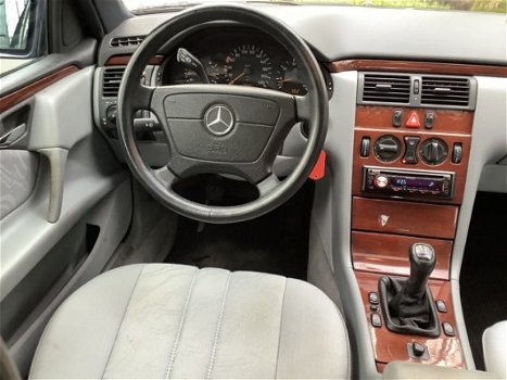 Mercedes-Benz E-klasse - 220 D Classic 1STE EIGENAAR|NWST|ZEER MOOIE EN GEEN ROEST|APK 20 - 1