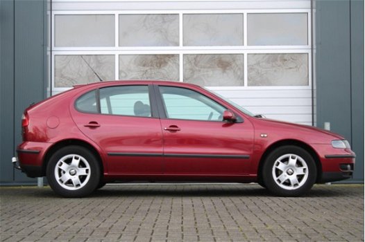 Seat Leon - 1.6 Sport Airco/Stuurbekrachtiging/Elek.Ramen/C.V./Radio-CD/LM.Velgen/APK:4-4-2020 - 1