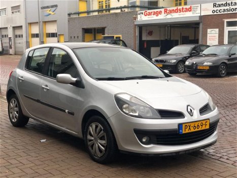 Renault Clio - 1.6-16V Dynamique Luxe AUTOMAAT/NW APK/5DRS/AIRCO - 1