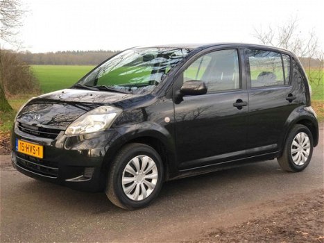 Daihatsu Sirion 2 - 1.0-12V Premium 5-Deurs Airco AUX Orgi. NL - 1