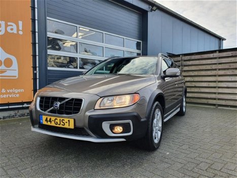 Volvo XC70 - 2.4 D5 Kinetic met Navigatie, Climate & Cruise control, PDC, Trekhaak, etc - 1