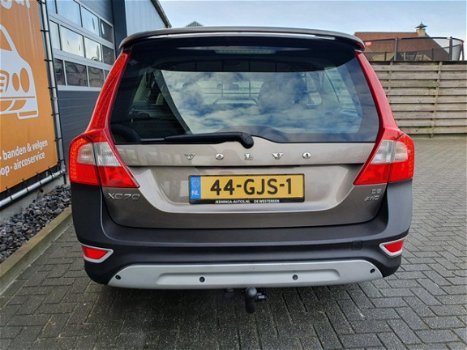 Volvo XC70 - 2.4 D5 Kinetic met Navigatie, Climate & Cruise control, PDC, Trekhaak, etc - 1