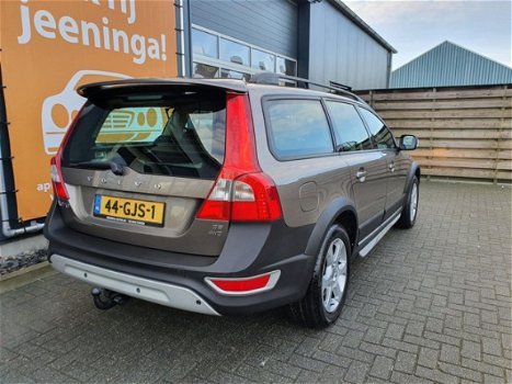 Volvo XC70 - 2.4 D5 Kinetic met Navigatie, Climate & Cruise control, PDC, Trekhaak, etc - 1