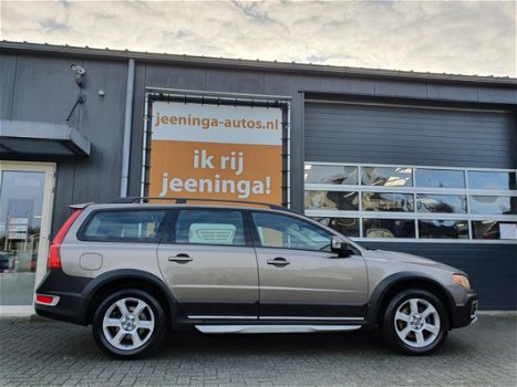 Volvo XC70 - 2.4 D5 Kinetic met Navigatie, Climate & Cruise control, PDC, Trekhaak, etc - 1