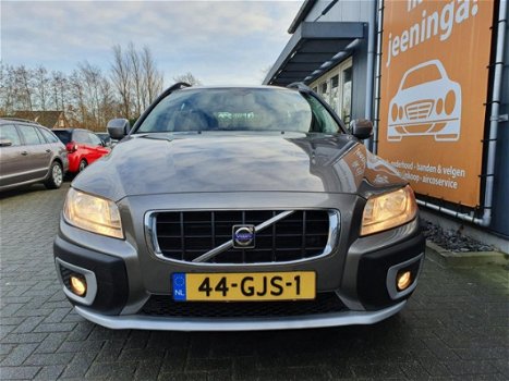 Volvo XC70 - 2.4 D5 Kinetic met Navigatie, Climate & Cruise control, PDC, Trekhaak, etc - 1