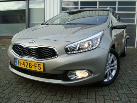 Kia Cee'd - STATIONWAGON FABRIEKSGARANTIE AIRCO ECC CRUISE CONTROL PDC TREKHAAK LMV DAKRAIL - 1