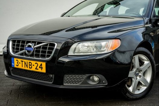 Volvo V70 - 2.4 D5 205pk Aut. Summum Trekhaak/ Full map RTI navigatie/ Bi-xenon/ Lederen int./ Stoel - 1