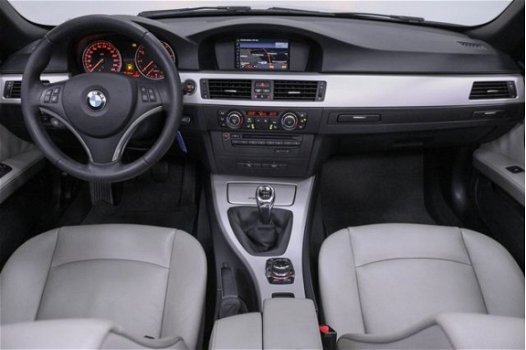 BMW 3-serie Cabrio - 320i Leder Cabrio Parkeersensoren Lichtmetalen velgen Climate Control Navigatie - 1
