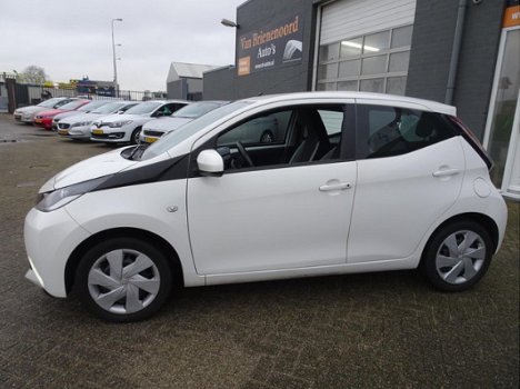 Toyota Aygo - 1.0 VVT-i x-play van 1ste Eig en navigatie en carkit en Led verlichting en airco - 1