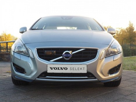 Volvo V60 - D6 AWD PLUG-IN HYBRID SUMMUM 17INCH/XENON/NAVI - 1