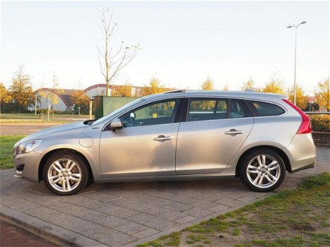 Volvo V60 - D6 AWD PLUG-IN HYBRID SUMMUM 17INCH/XENON/NAVI - 1