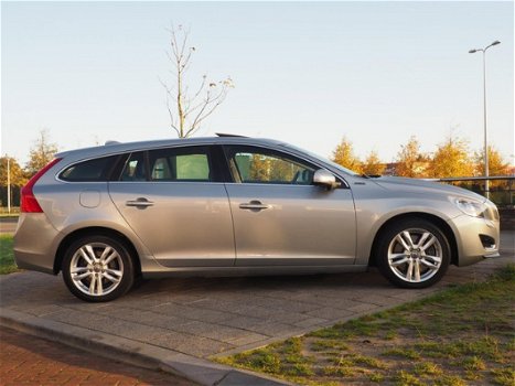 Volvo V60 - D6 AWD PLUG-IN HYBRID SUMMUM 17INCH/XENON/NAVI - 1