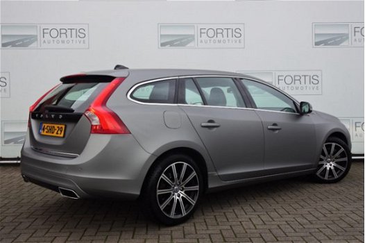 Volvo V60 - 2.4 D6 AWD Plug-In Hybrid Summum Marge auto/ Geen import/ Leder/ Sportstoel/ Standkachel - 1