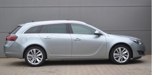 Opel Insignia Sports Tourer - 1.6 T 170PK Aut. Bose, Navi, Key-less, Schuif-kanteldak, 18 LMV - 1