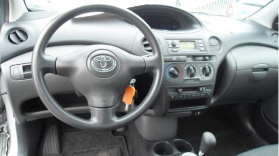 Toyota Yaris - 1.0 VVT-i Terra MMT AUTOMAAT - 1