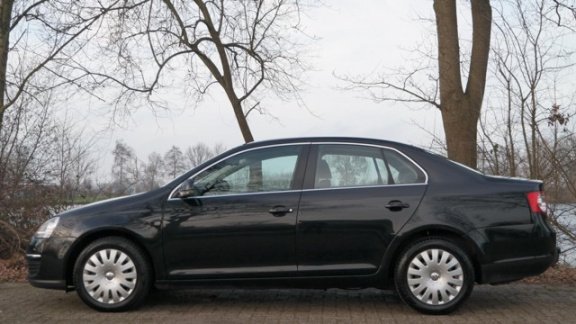 Volkswagen Jetta - 1.6 FSI Comfortline - 5deurs - Airco - Elek. pakket - Vol opties - Inruil mogelij - 1