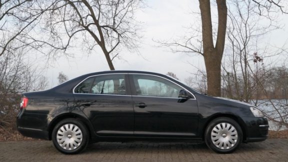 Volkswagen Jetta - 1.6 FSI Comfortline - 5deurs - Airco - Elek. pakket - Vol opties - Inruil mogelij - 1