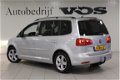 Volkswagen Touran - 2.0 TDI Highline 7P | DSG | Navi | Camera | Trekhaak - 1 - Thumbnail