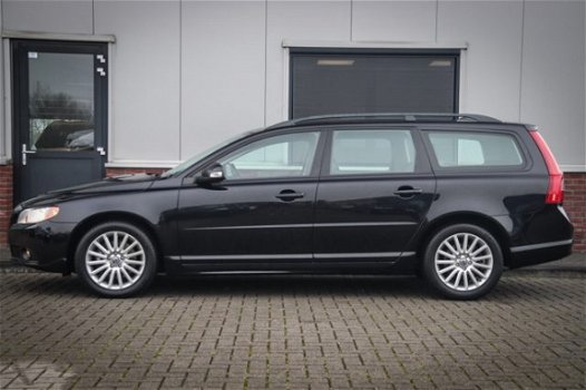 Volvo V70 - 2.5T Momentum, Navi, Leder, Trekhaak - 1