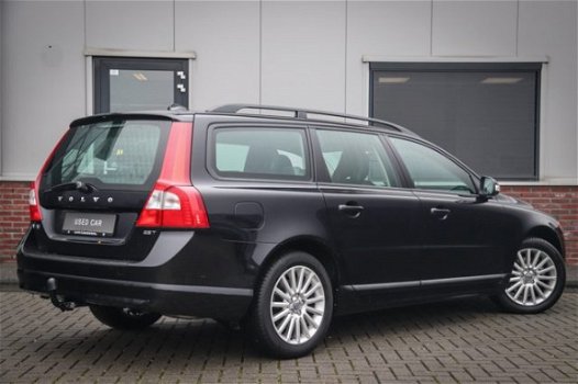 Volvo V70 - 2.5T Momentum, Navi, Leder, Trekhaak - 1