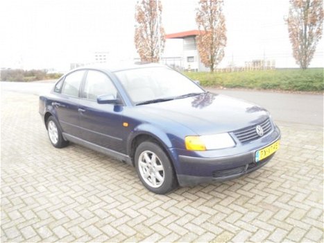 Volkswagen Passat - 1.6 Trendline - 1