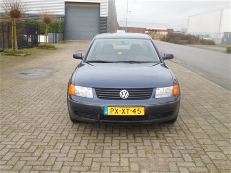 Volkswagen Passat - 1.6 Trendline - 1