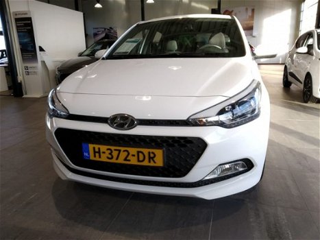 Hyundai i20 - 1.2 HP Business Edition | Rijklaar zonder afleveringskosten | Airco | Cruise Control | - 1