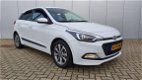 Hyundai i20 - 1.2 HP Business Edition | Rijklaar zonder afleveringskosten | Airco | Cruise Control | - 1 - Thumbnail