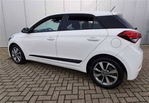 Hyundai i20 - 1.2 HP Business Edition | Rijklaar zonder afleveringskosten | Airco | Cruise Control | - 1