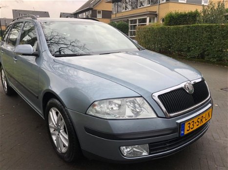 Skoda Octavia Combi - 1.6 AMBIENTE, AUTOMAAT, TREKHAAK, AIRCO, CRUISE CONTROL, ETC - 1