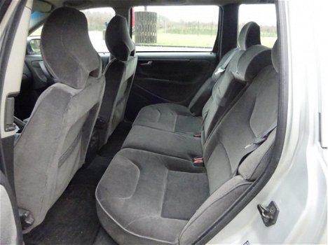 Volvo V70 - 2.4 Comfort Line AIRCO/cruise *apk:02-2021 - 1