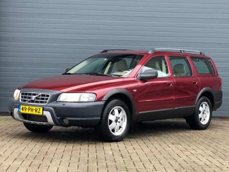 Volvo XC70 - 2.4 D5 Comfort Line *Automaat en Leder - 1