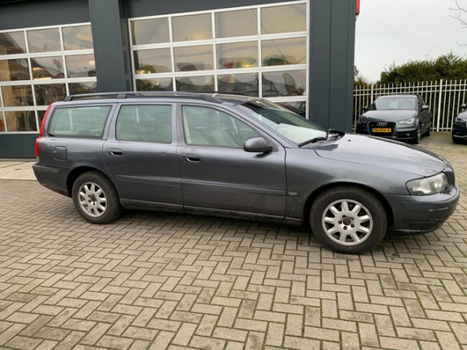 Volvo V70 - 2.4 D5 Comfort Line Nieuwe Motor - 1