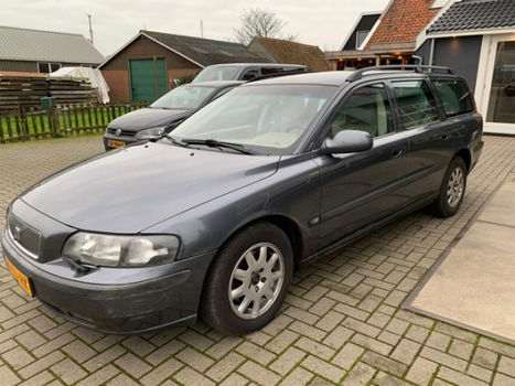 Volvo V70 - 2.4 D5 Comfort Line Nieuwe Motor - 1