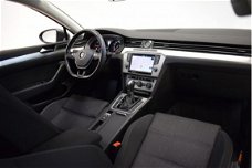 Volkswagen Passat Variant - 1.6 TDI Highline Automaat/Navigatie/Camera/1e eigenaar/Cruise/Led/Nette
