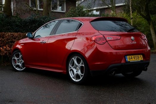 Alfa Romeo Giulietta - 1.4 T Distinctive / 170 PK / Competizione ROSSO / Navi / Ecc / Elec pakket / - 1