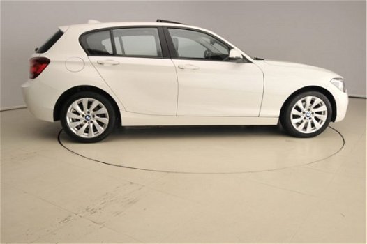BMW 1-serie - 116D Xenon / Navigatie / Schuifdak / Keyless go / Clima / PDC / Alu 17 inch - 1