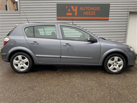 Opel Astra - 1.9 CDTi Executive *APK*NAVI*MULTIF. STUUR*ELEKTR. RAMEN*STUURBEKR.*LM VELGEN - 1