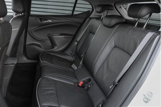 Opel Astra - 1.4 Innovation 150PK Achteruitrijcamera Verwarmde lederen comfortstoelen met massagefun - 1