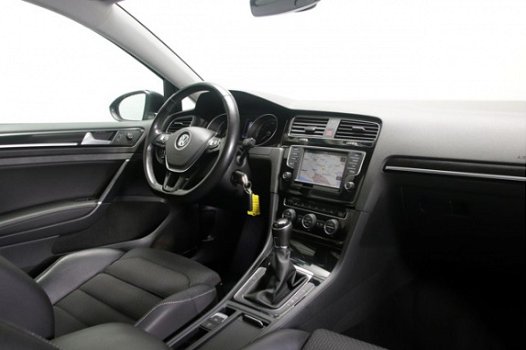 Volkswagen Golf Variant - 1.6 TDI Connected Series Navigatie DAB+ Camera ParkAssist Half-Leder Stoel - 1