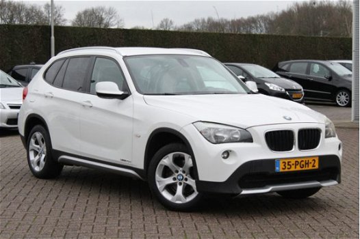 BMW X1 - sDrive20d Executive / Navigatie / Sportstoelen / Parkeerhulp - 1